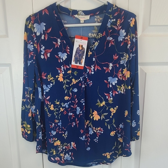 2/$30 ☆ NWT ☆ Two by Vince Camuto Medium 3/4 Sleeve V-Neck Top - Picture 4 of 10